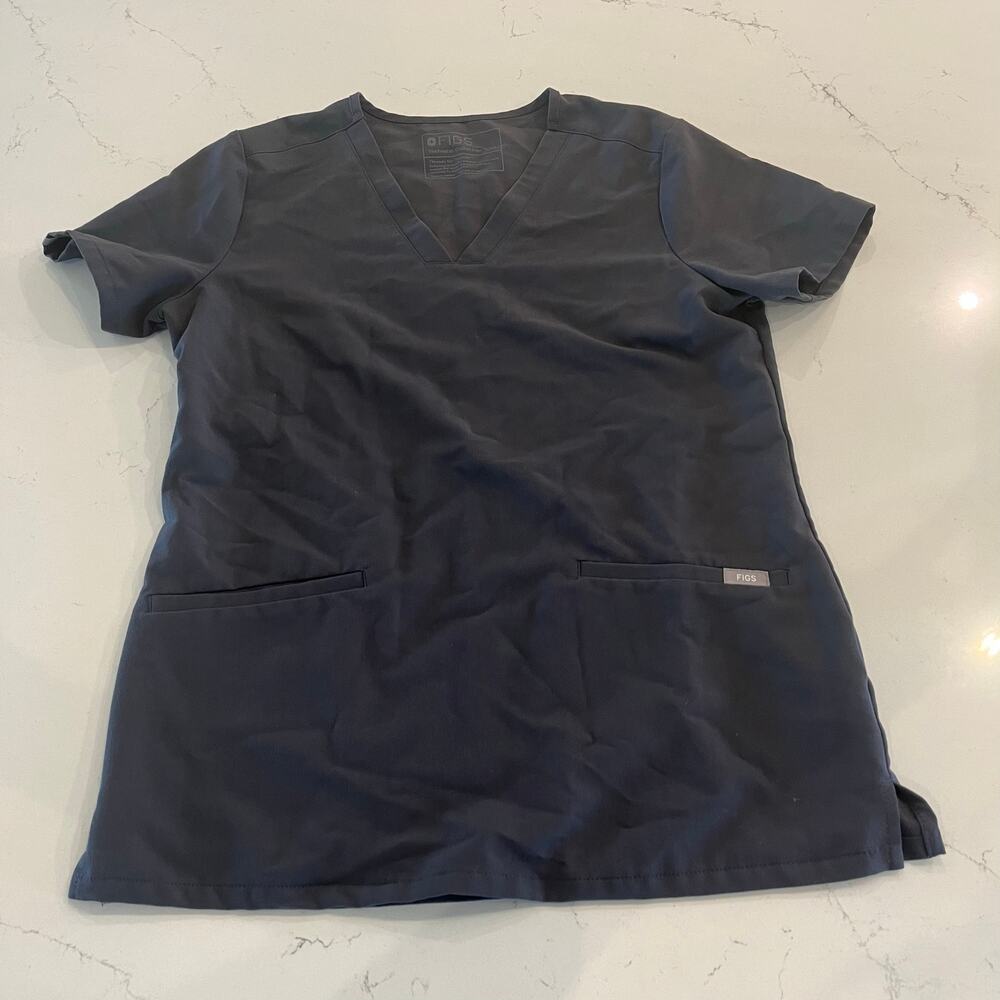 FIGS Casma Three-Pocket Scrub Top in Charcoal size XS